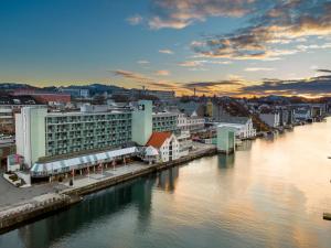 - Vistas a la ciudad y al río en Quality Hotel Maritim, en Haugesund