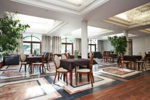 Reštaurácia alebo iné gastronomické zariadenie v ubytovaní Hotel Akvilon