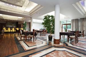 Reštaurácia alebo iné gastronomické zariadenie v ubytovaní Hotel Akvilon