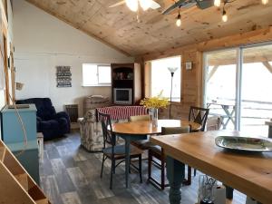 Χώρος καθιστικού στο Willow Point Cabin Brenchly Lake