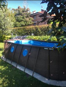 a hot tub in a yard with a hedge at Il Giardino di Patrizia in Querceta