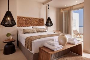 Postel nebo postele na pokoji v ubytování Enalion Suites Sifnos + 37 fotografií