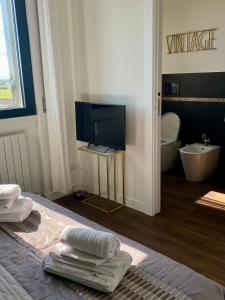 TV a/nebo společenská místnost v ubytování 57 Design - Settimo Milanese, 2 camere da letto e 2 bagni