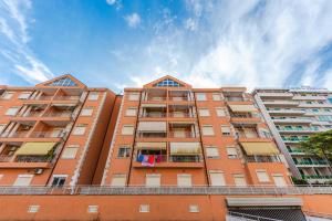 un alto edificio arancione con finestre sul lato di Orange Beachfront Studio by PS a Golem