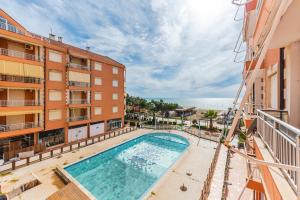 balcone con vista su un hotel con piscina di Orange Beachfront Studio by PS a Golem