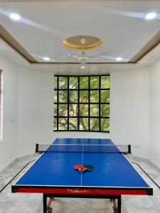eine Tischtennisplatte in der Mitte eines Zimmers in der Unterkunft Karni Nivvas - Luxury Redefined in Udaipur