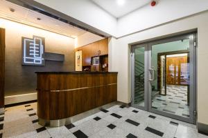 a lobby with a kitchen with a glass door at Luxury apartment Piękna in Warsaw