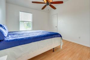 una camera con letto e ventilatore a soffitto di Spacious Kyle Home Less Than 20 Mi to Downtown Austin! a Kyle
