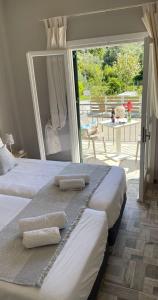 En eller flere senge i et værelse på Georgia's Apartments, Ipsos Corfu