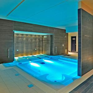 una gran piscina con luces azules en una habitación en Terrazza sul Mare, en Fano