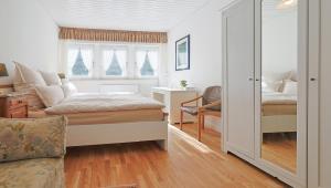 Postel nebo postele na pokoji v ubytování Jagdhaus zu Amtern Apartment Rose