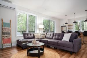 Saint-Rémi-dʼAmherstNature & lake access Tremblant的客厅里有一张沙发和一张桌子。 更多45张照片