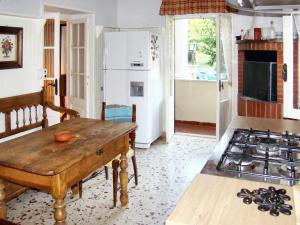 een keuken met een houten tafel en een fornuis bij 5 bedrooms villa with private pool sauna and enclosed garden at Poggio Catino in Poggio Catino