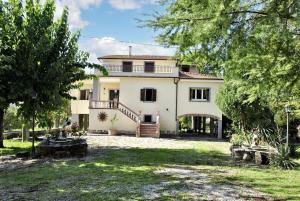 een uitzicht op een huis met bomen bij 5 bedrooms villa with private pool sauna and enclosed garden at Poggio Catino in Poggio Catino