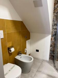 La salle de bains est pourvue de toilettes et d'un lavabo. dans l'établissement Affittacamere San Petronio House, à Bologne