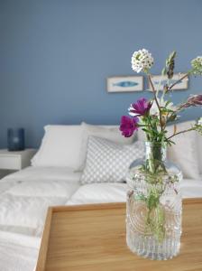 un vase rempli de fleurs assis sur une table dans l'établissement Appartamenti Vacanze Villa Meo, à Villafranca Tirrena