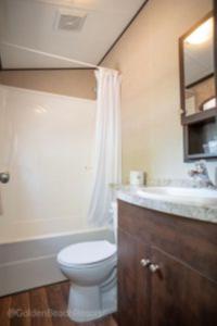 een badkamer met een toilet en een wastafel bij 2 Bedroom Harbor Front Cottage 3 in Roseneath
