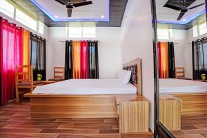 Säng eller sängar i ett rum på Super OYO Sadhna Holiday Home