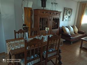sala de estar con armario de madera y sofá en APARTAMENTO JUNTO A PARQUE NATURAL, en San Pedro del Pinatar