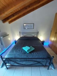 - un grand lit dans une chambre à l'éclairage bleu dans l'établissement Il Cortile di Nucci, à Stezzano