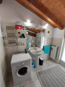 La salle de bains est pourvue d'un lave-linge et d'un lavabo. dans l'établissement Il Cortile di Nucci, à Stezzano