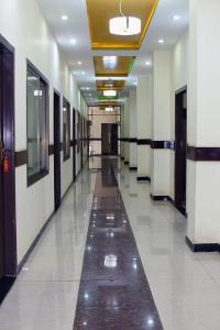 un couloir vide d'un bâtiment avec un long couloir dans l'établissement Abbotabad view hotal, à Abbottabad