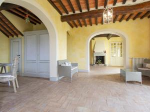 ein Wohnzimmer mit einem Torbogen und Stühlen sowie einem Kamin in der Unterkunft Holiday Home Le Olive by Interhome in Pistoia