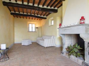ein Wohnzimmer mit einem Kamin und einem Sofa in der Unterkunft Holiday Home Le Olive by Interhome in Pistoia