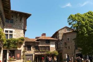 ヴィラール・レ・ドンブにあるLe Pélican Villardois - 2 chambres - centreの建物前を歩く人々