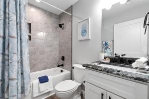 费耶特维尔Long-Term Stays LUXE Spacious 3BR Downtown Fay Unit C的带马桶和水槽的白色浴室