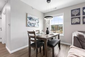 Long-Term Stays LUXE Spacious 3BR Downtown Fay Unit C的休息区