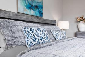 Long-Term Stays LUXE Spacious 3BR Downtown Fay Unit C客房内的一张或多张床位
