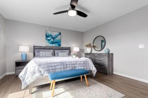 Long-Term Stays LUXE Spacious 3BR Downtown Fay Unit C客房内的一张或多张床位