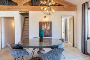 a dining room with a round table and chairs at Olive- Vaste appartement donnant sur la Sorgue in LʼIsle-sur-la-Sorgue