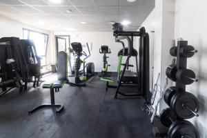 um ginásio com vários equipamentos de exercício numa sala em Apto con 2 terrazas,gym y piscina comunitaria em El Campello