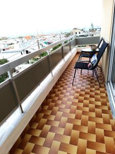 balcone con tavolo, sedie e vista sul porto di Nautilus City Studios & Apartments a Città di Rodi