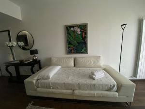 Postel nebo postele na pokoji v ubytování 57 Design - Settimo Milanese, 2 camere da letto e 2 bagni