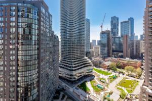 una vista aérea de una ciudad con edificios altos en 1BD & Sofa Bed next to UofT!, en Toronto