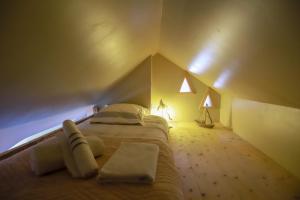 1 dormitorio con 1 cama grande en una tienda de campaña en Nid douillet, en Annecy