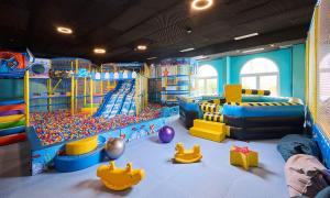 una sala de juegos para niños con tobogán y equipo de juegos en Aminess Lišanj Family Hotel, en Novi Vinodolski