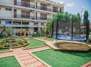 um parque infantil no pátio de um edifício em Kilimanjaro Crane Hotel em Moshi