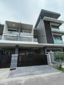 un gran edificio con una valla delante en PlayHouse Fun4Kids 22pax 6R5B, en Melaka