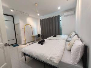 1 dormitorio con 1 cama blanca grande con almohadas blancas en PlayHouse Fun4Kids 22pax 6R5B, en Melaka
