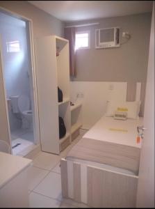 una piccola camera con letto e bagno di Hotel Estação a Barueri