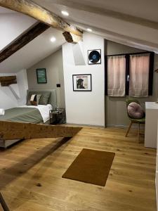- une chambre avec un lit et du parquet dans l'établissement Affittacamere San Petronio House, à Bologne