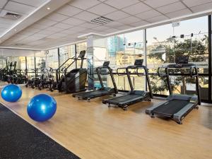un gimnasio con un montón de cintas de correr y bolas azules en Estelar Apartamentos Bellavista en Lima