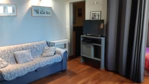 un soggiorno con divano e TV a schermo piatto di RESIDENCE HERMITAGE LE TOUQUET a Le Touquet-Paris-Plage Altre 10 foto