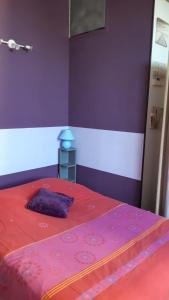 una camera da letto con un letto con un piumone rosso di RESIDENCE HERMITAGE LE TOUQUET a Le Touquet-Paris-Plage