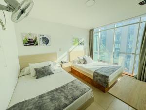 Postel nebo postele na pokoji v ubytování Hotel Alcaravan Medellín + 37 fotografií