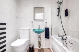 La salle de bains est pourvue d'un lavabo, de toilettes et d'une baignoire. dans l'établissement Stylish Studio 3 - City Centre Coach Station, à Birmingham